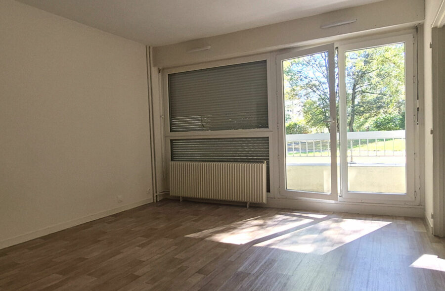 STUDIO AVEC BALCON – METRO CARLIERS