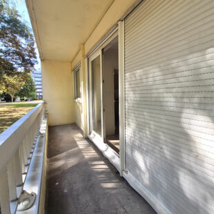 STUDIO AVEC BALCON – METRO CARLIERS
