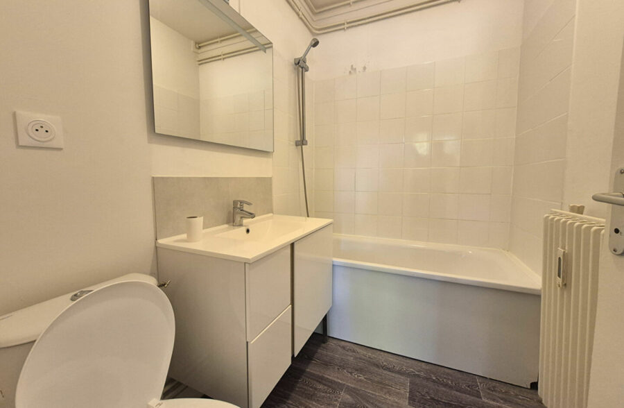 STUDIO AVEC BALCON – METRO CARLIERS