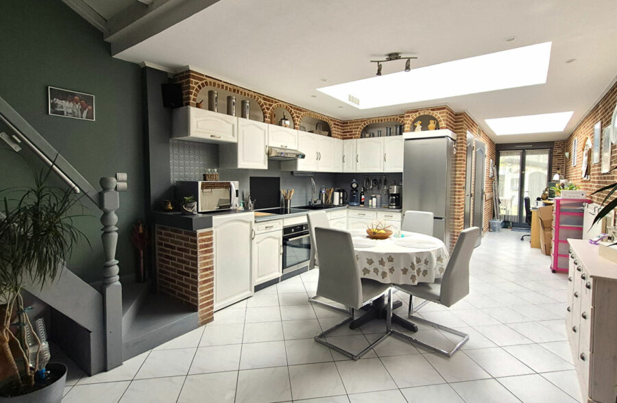 MAISON 107 m² AUX BEAUX ESPACES BIEN DISTRIBUES ET JARDIN