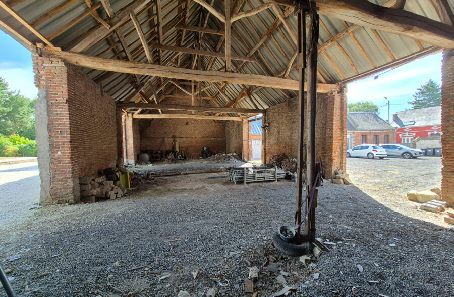 Corps de ferme rénové avec dépendances et local commercial sur 3 500 m²