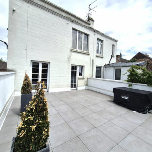 Immeuble de rapport avec appartement, bureau indépendant et duplex de standing