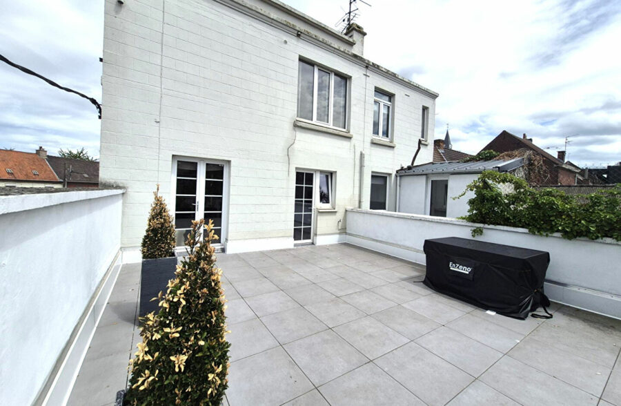 Immeuble de rapport avec appartement, bureau indépendant et duplex de standing