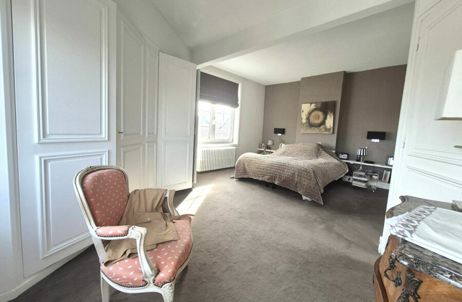 Immeuble de rapport avec appartement, bureau indépendant et duplex de standing
