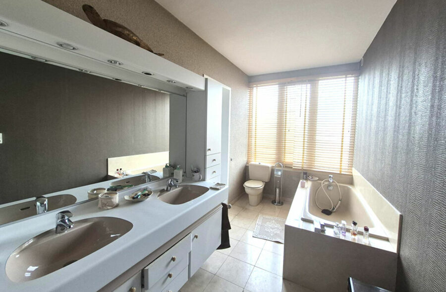 Immeuble de rapport avec appartement, bureau indépendant et duplex de standing
