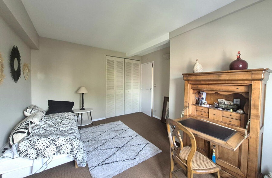 Immeuble de rapport avec appartement, bureau indépendant et duplex de standing