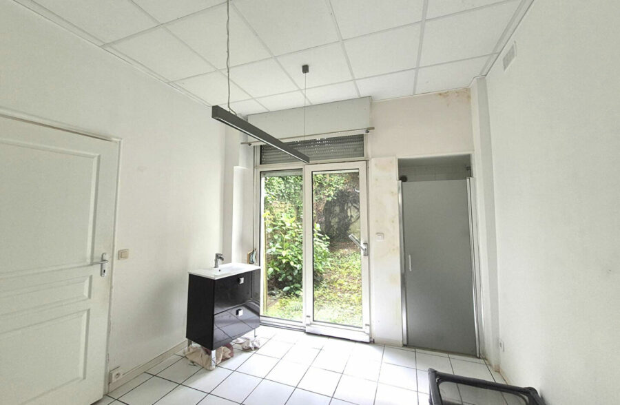Immeuble de rapport avec appartement, bureau indépendant et duplex de standing
