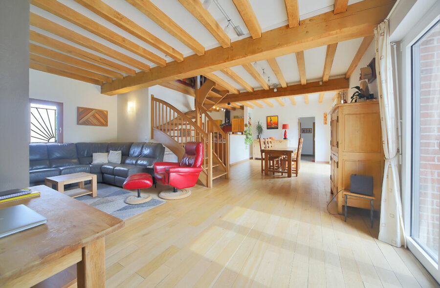 Semi plein pied individuel, beau jardin et grand hangar avec piscine