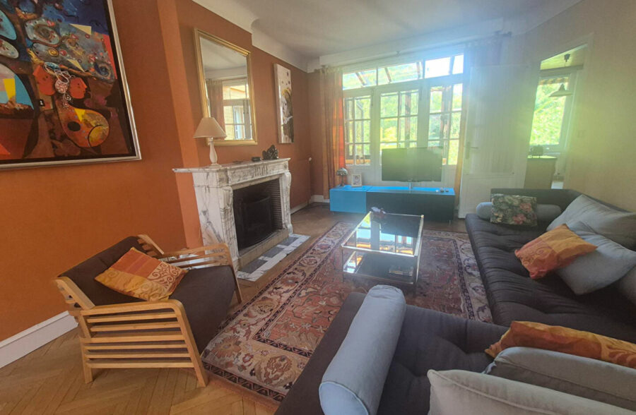 Maison bel étage de caractère avec grand jardin arboré et garage.