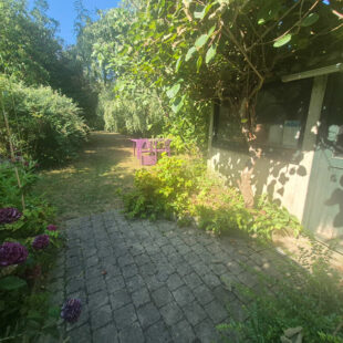 Maison bel étage de caractère avec grand jardin arboré et garage.
