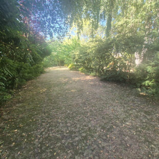 Maison bel étage de caractère avec grand jardin arboré et garage.