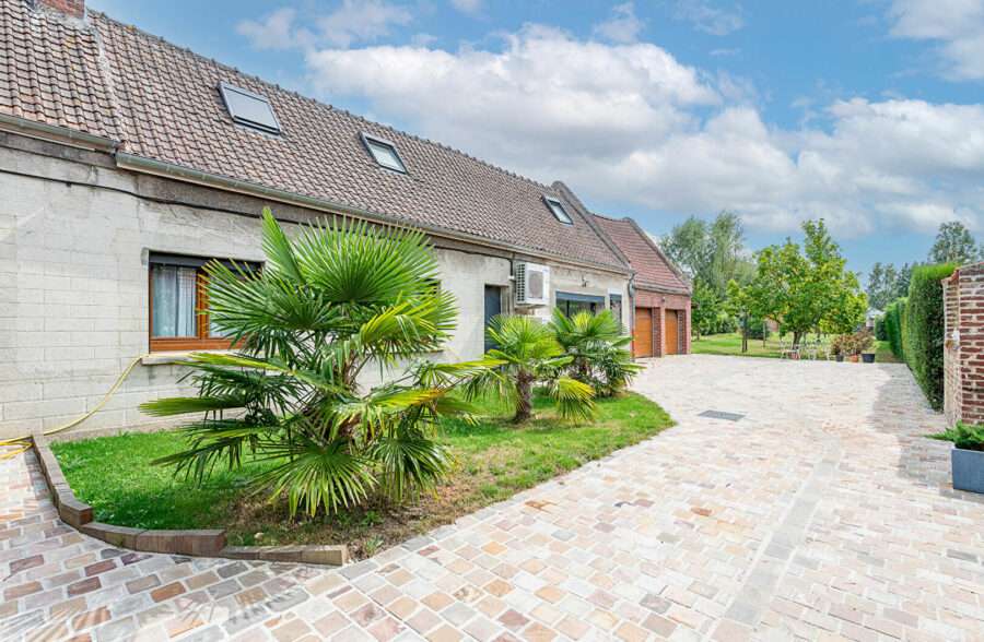 MAISON 7 CHAMBRES ET 2 GARAGES