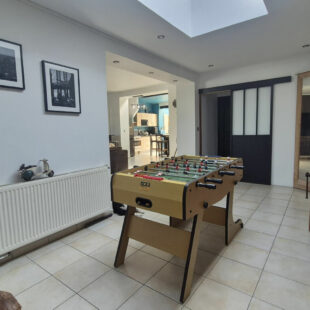 Maison familiale de 199 m² habitables avec jardin, salle de billard et carport