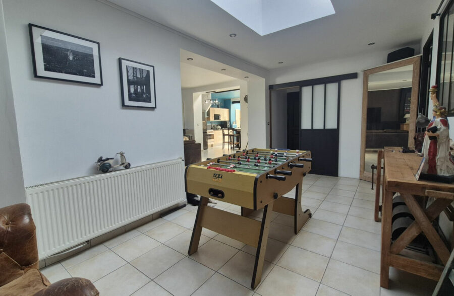 Maison familiale de 199 m² habitables avec jardin, salle de billard et carport
