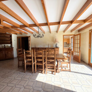 MONT D’HALLUIN – SUPERBE PLAIN-PIED INDIVIDUEL 150m² AVEC FORT POTENTIEL D’ÉVOLUTION