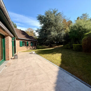 MONT D’HALLUIN – SUPERBE PLAIN-PIED INDIVIDUEL 150m² AVEC FORT POTENTIEL D’ÉVOLUTION