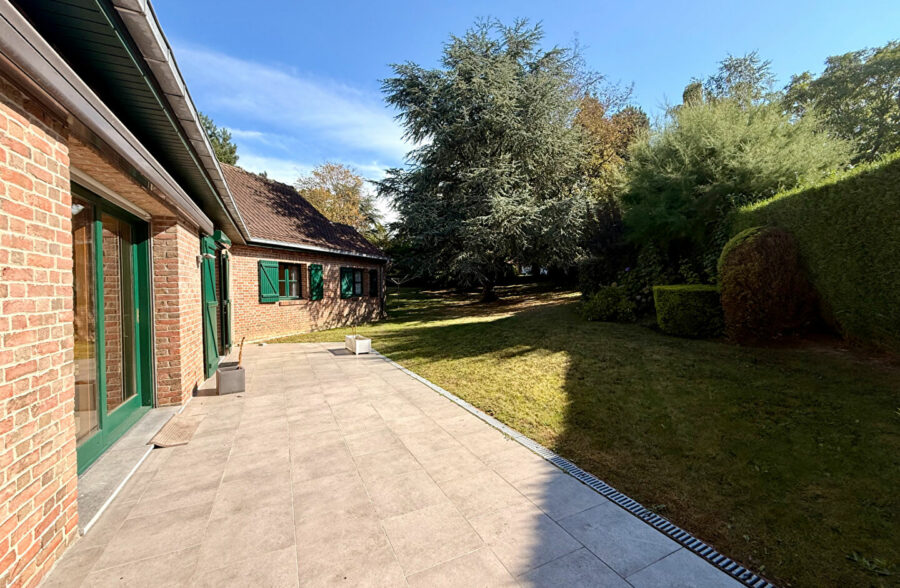MONT D’HALLUIN – SUPERBE PLAIN-PIED INDIVIDUEL 150m² AVEC FORT POTENTIEL D’ÉVOLUTION