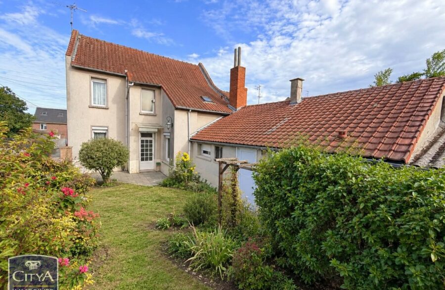 Maison de caractère avec jardin, dépendance et 2 garages