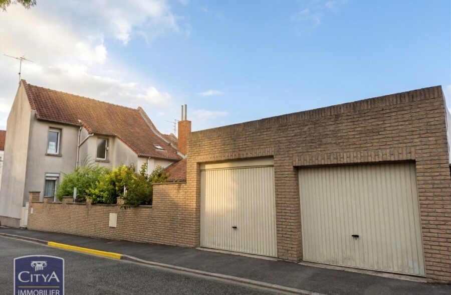 Maison de caractère avec jardin, dépendance et 2 garages