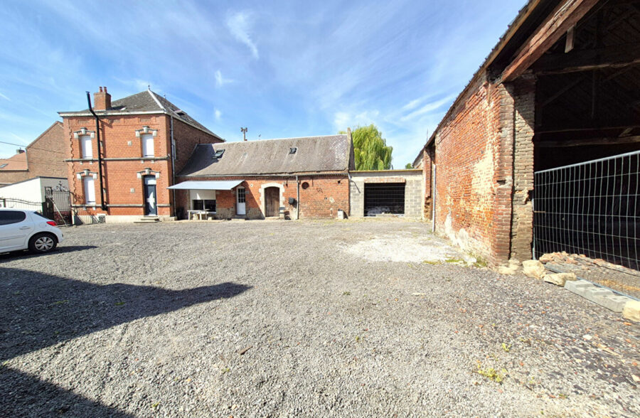 Corps de ferme rénové avec dépendances et local commercial sur 3 500 m²