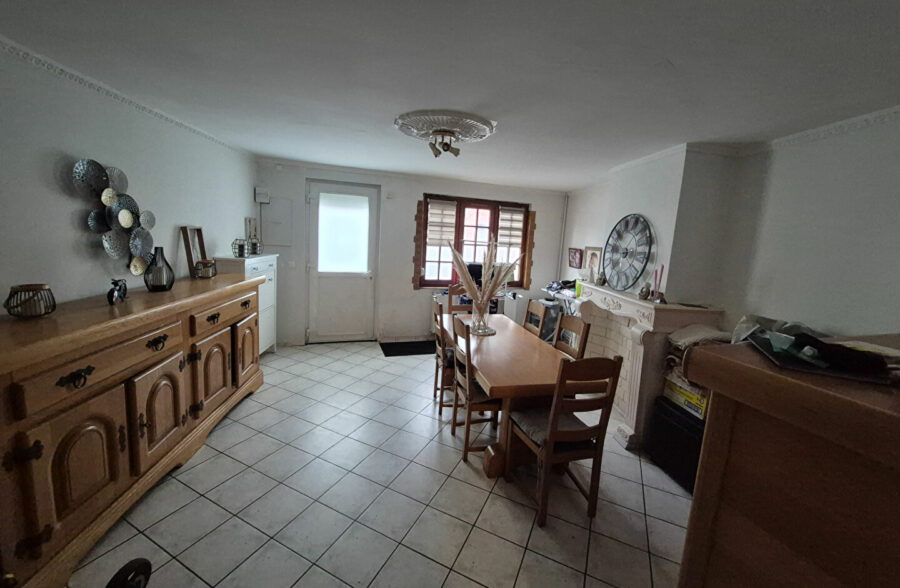Maison vendue louée avec 3 chambres et une cour