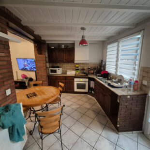 Maison vendue louée avec 3 chambres et une cour