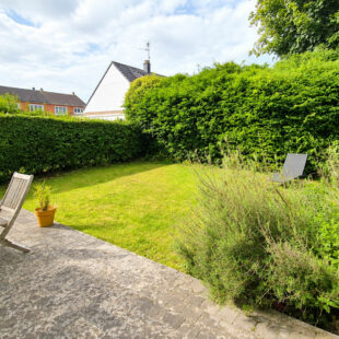 Semi-mitoyenne avec 4 chambres, jardin Ouest garage proche métro