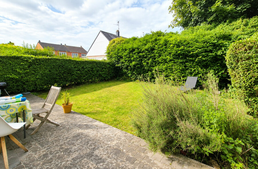 Semi-mitoyenne avec 4 chambres, jardin Ouest garage proche métro