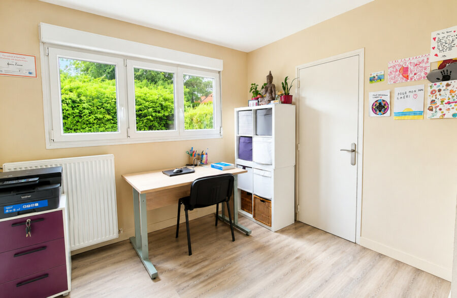 Semi-mitoyenne avec 4 chambres, jardin Ouest garage proche métro