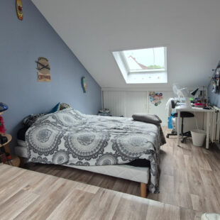 Semi-mitoyenne avec 4 chambres, jardin Ouest garage proche métro