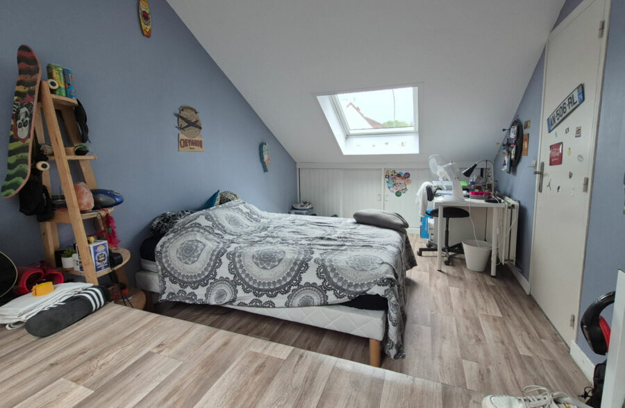 Semi-mitoyenne avec 4 chambres, jardin Ouest garage proche métro