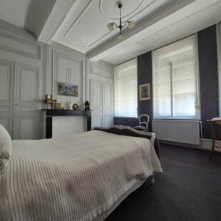 Maison de caractère en plein Centre ville de AIRE-SUR-LA-LYS offrant 140 m² habitables .
