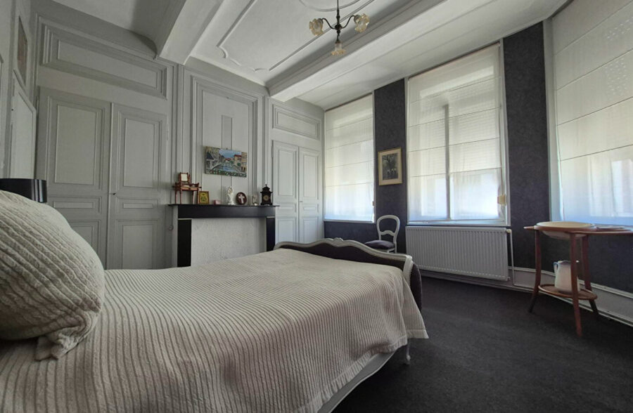 Maison de caractère en plein Centre ville de AIRE-SUR-LA-LYS offrant 140 m² habitables .
