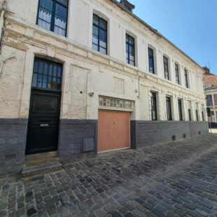 Maison de caractère en plein Centre ville de AIRE-SUR-LA-LYS offrant 140 m² habitables .