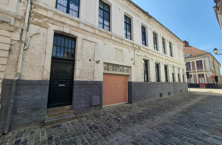 Maison de caractère en plein Centre ville de AIRE-SUR-LA-LYS offrant 140 m² habitables .