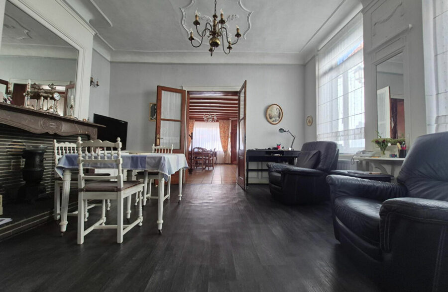 Maison de caractère en plein Centre ville de AIRE-SUR-LA-LYS offrant 140 m² habitables .