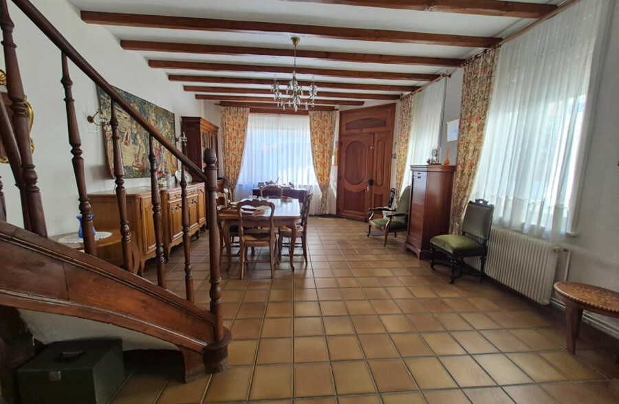 Maison de caractère en plein Centre ville de AIRE-SUR-LA-LYS offrant 140 m² habitables .