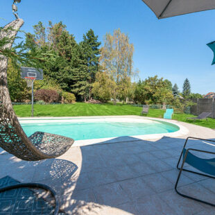 Spacieuse longère avec piscine sur 2301 m²