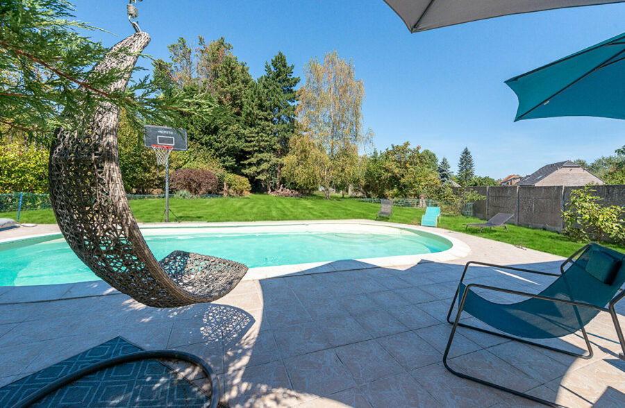 Spacieuse longère avec piscine sur 2301 m²