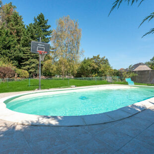 Spacieuse longère avec piscine sur 2301 m²