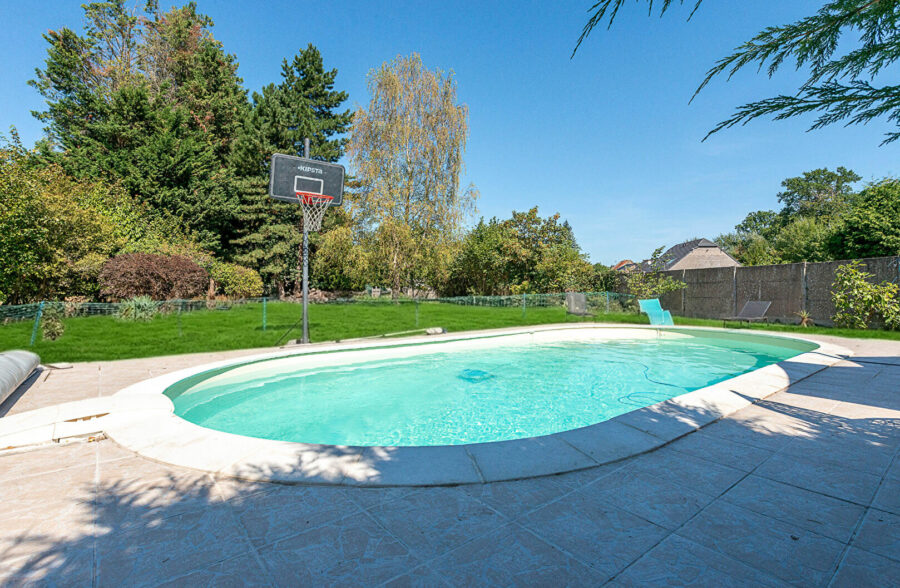 Spacieuse longère avec piscine sur 2301 m²