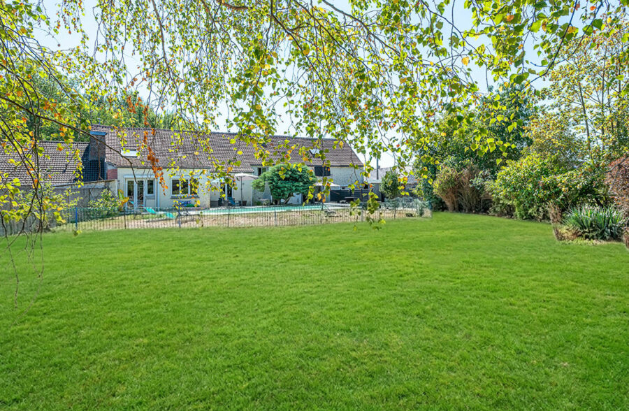 Spacieuse longère avec piscine sur 2301 m²