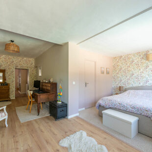 Spacieuse longère avec piscine sur 2301 m²