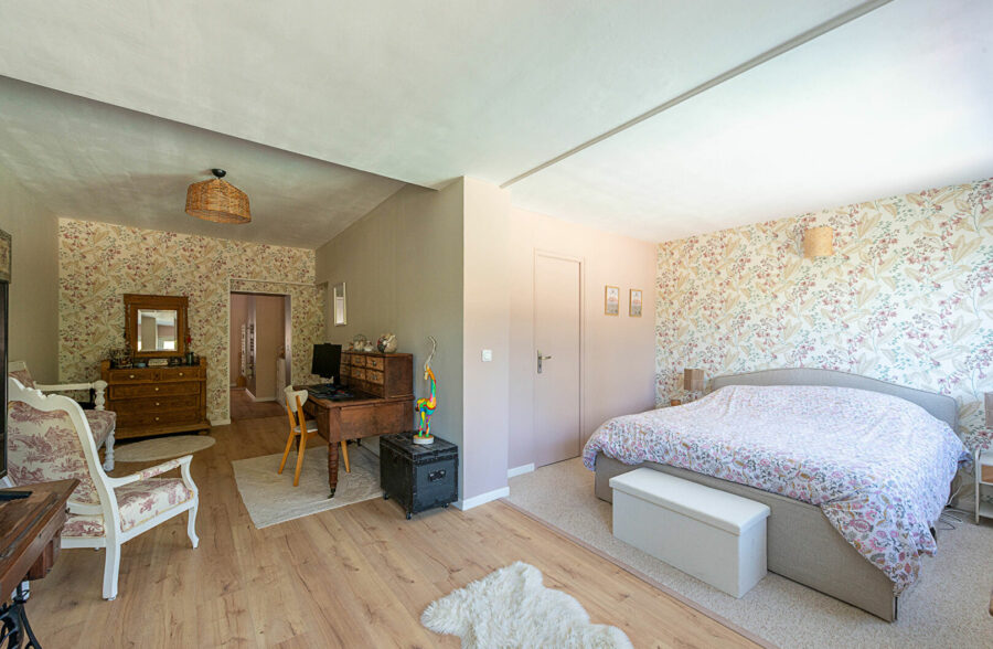 Spacieuse longère avec piscine sur 2301 m²
