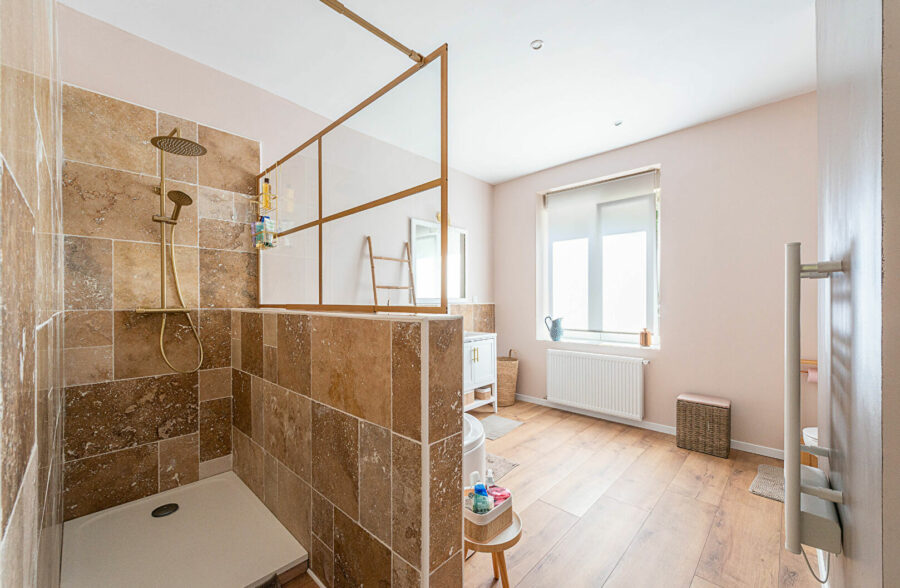 Spacieuse longère avec piscine sur 2301 m²