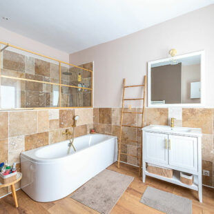 Spacieuse longère avec piscine sur 2301 m²