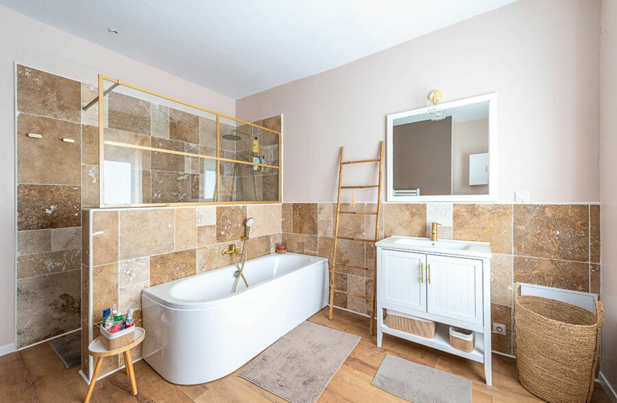 Spacieuse longère avec piscine sur 2301 m²