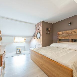 Spacieuse longère avec piscine sur 2301 m²