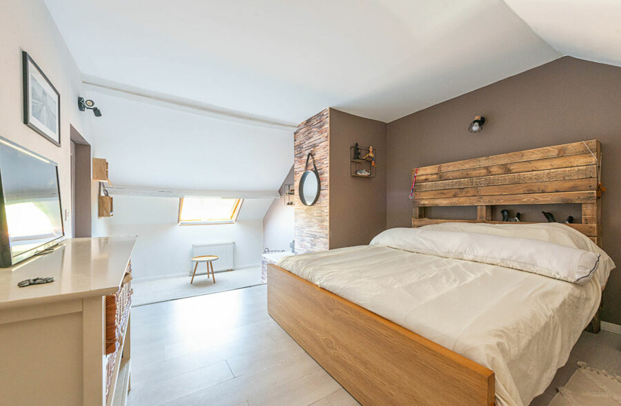 Spacieuse longère avec piscine sur 2301 m²