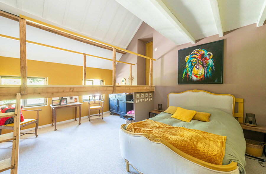 Spacieuse longère avec piscine sur 2301 m²